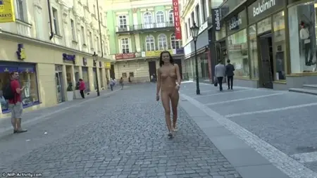 Tjeckisk med en vacker kropp tände upp sig själv på gatan