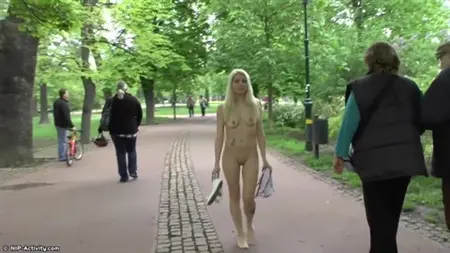 Tjeckisk brud med små tuttar går nakna i parken
