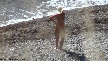 Flicka i Panama går naken på stranden