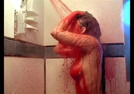 Drew Barrymore tar en dusch i Doppelganger -filmen
