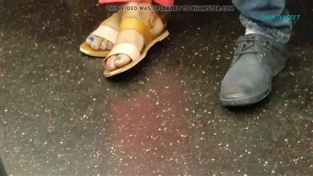 Fotfetisj tar bort flickans ben från tunnelbanan på kameran