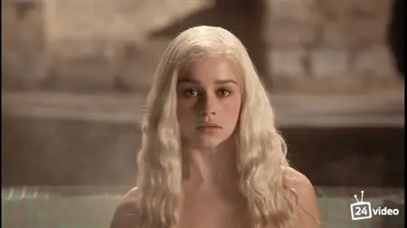 Naked Emilia Clark Hon är också Daineris Targaryen från Game of Thrones