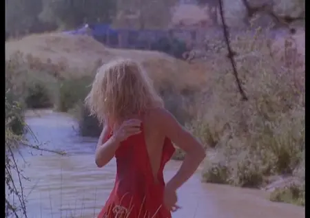 Naken blondin raderar klänningen i floden