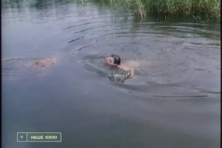 Naken tjej flyter i sjön med sin pojkvän