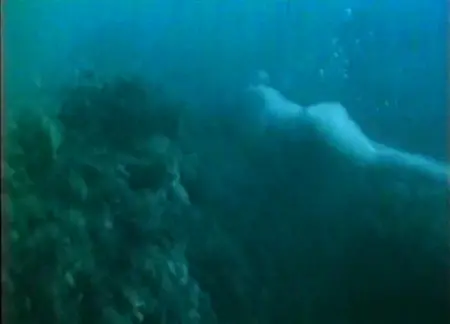 Naken skönhet simmar under vatten på ett stort djup