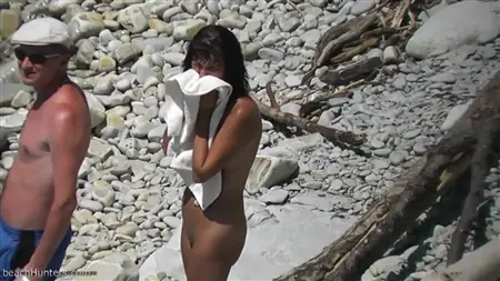 Hot Girl slappnar på en vild strand med sin vän