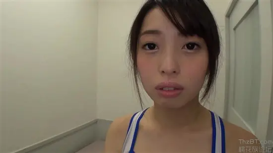 Japansk tjej gör flitigt och flitigt henne avsugning