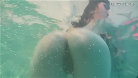 Playing Girl bestämde sig för att simma under vatten naken