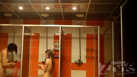 En vacker flicka fotograferades naken med en dold kamera