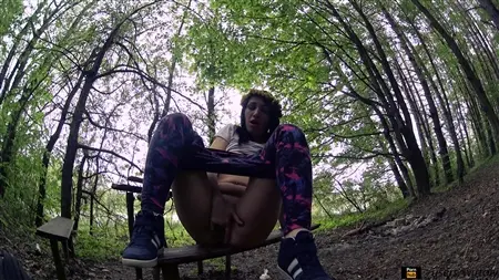 Onani av en rysk flicka i en lugn skog
