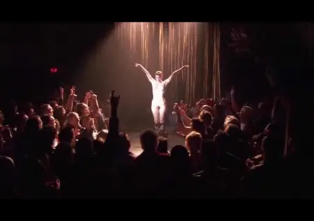 Mia Kirschner dansar striptease i filmsexen i en annan stad