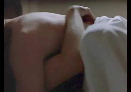 Moira Kelly har osjälviskt sex i filmen Little Odessa