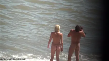 Titta på nakna nudister på stranden