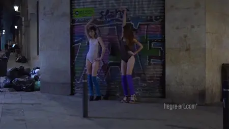 Bedövade flickor går nästan naken längs gatan