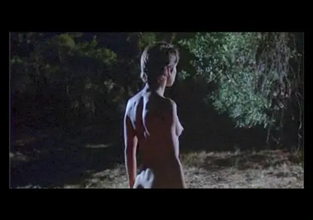 Naked Nastasya Kinski går genom nattskogen i filmen 