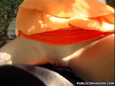 Pikuper tog av sig en lustig baby och knullade den i parken