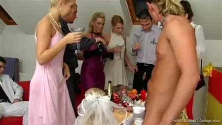 Obruten gangbang med en brud på en fest efter bröllopet