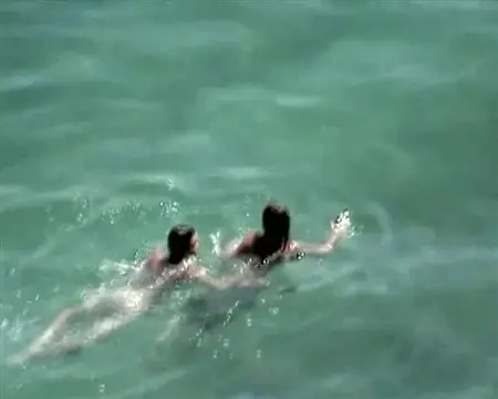 Den fördärvade flickan badar i havet naken med sin pojkvän och förför honom
