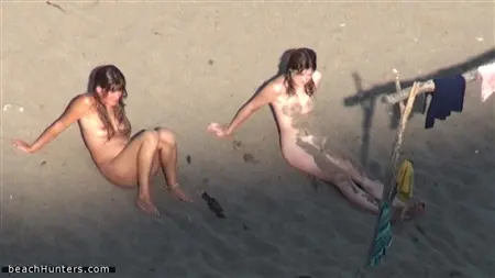 Depraved Sisters tillbringar en semester tillsammans på en nudistort