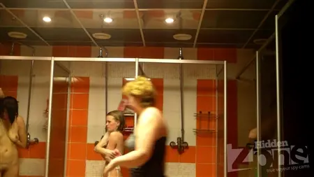 Röd -hår rysk brud vet inte att den skjuts av en dold kamera i ett badhus