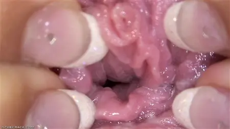 Sasha visar vagina nära och fingrar klitoris