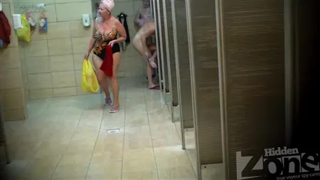 Dold kamera i badet tar olika moster utan kläder