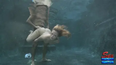 Smal kyckling killen knullar under vatten