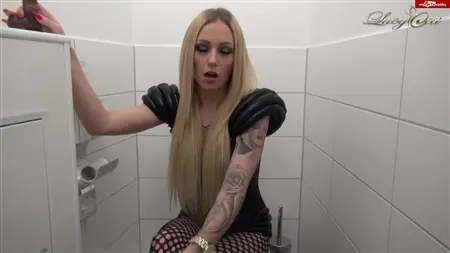 Tatuerade blondövningar med en gummimedlem på toaletten