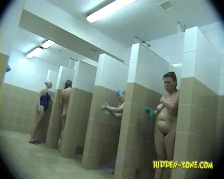 Fat moster tar en dusch med flickor från sitt team