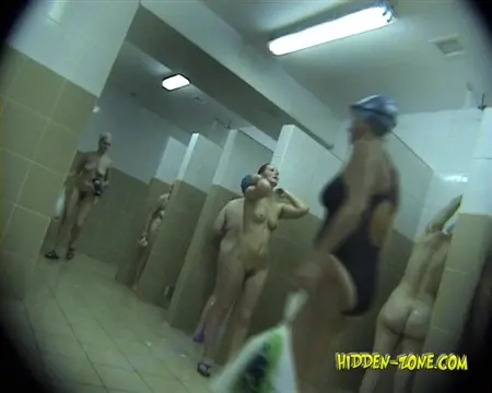 Bakom nakna flickor och kvinnor spioneras genom kameran