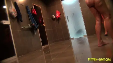 Bakom nakna kvigor spioneras genom en dold kamera i ett badhus