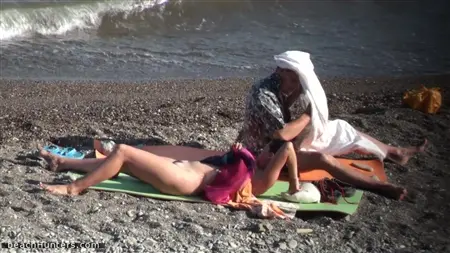 Nudisterna övervakas noggrant på stranden genom kameran