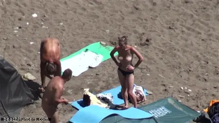 Avid nudister njuter av en semester på sin favorit Wild Beach